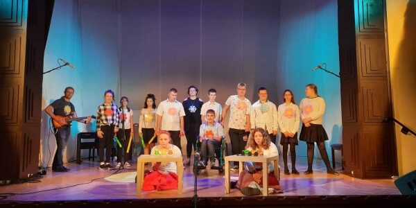 Zespół Mezzoforte na scenie śpiewa piosenkę.