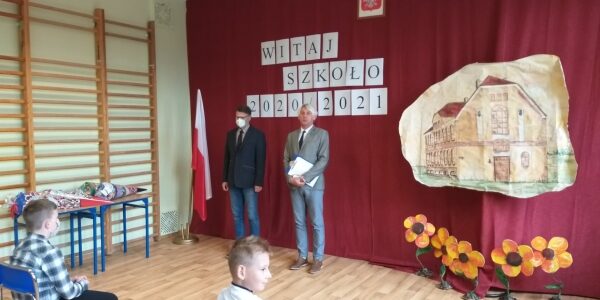 Przywitanie nowych uczniów przez dyrektora szkoły  pana Bogusława Hadzika i wicedyrektora szkoły pana Jacka Szczepańskiego na sali gimnastycznej.