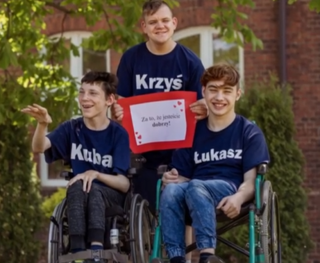 uczniowie trzymają napis dla mamy