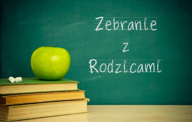 tekst zebranie z rodzicami napisany na tablicy