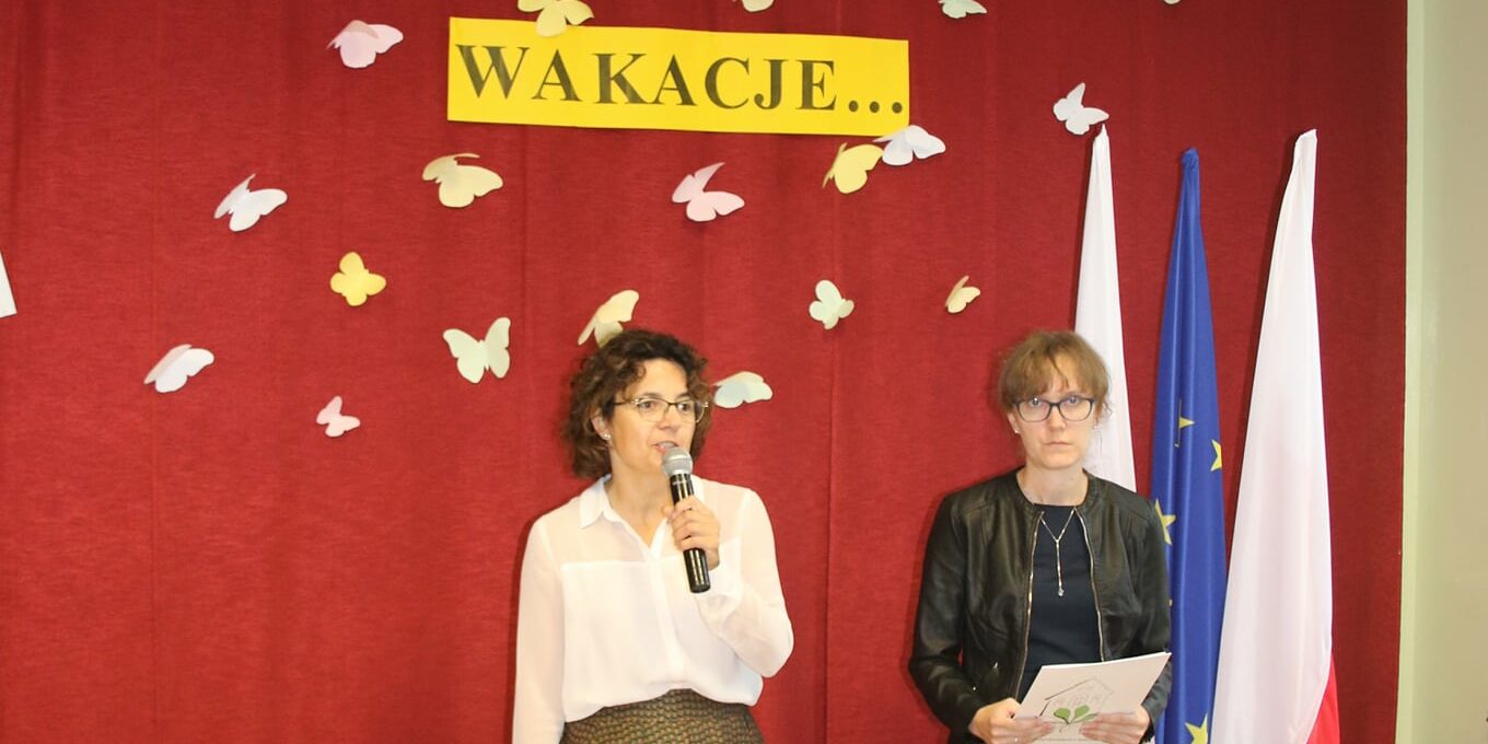 Dwie nauczycielki prowadzące akademię stoją na tle dekoracji