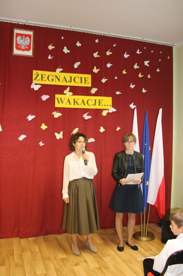 Dwie nauczycielki prowadzące akademię stoją na tle dekoracji