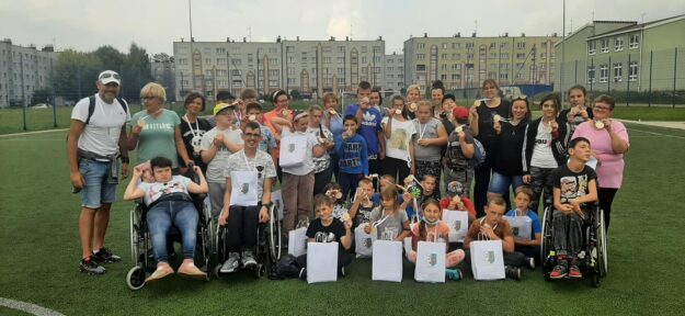 Wspólne zdjęcie wszystkich uczniów na boisku