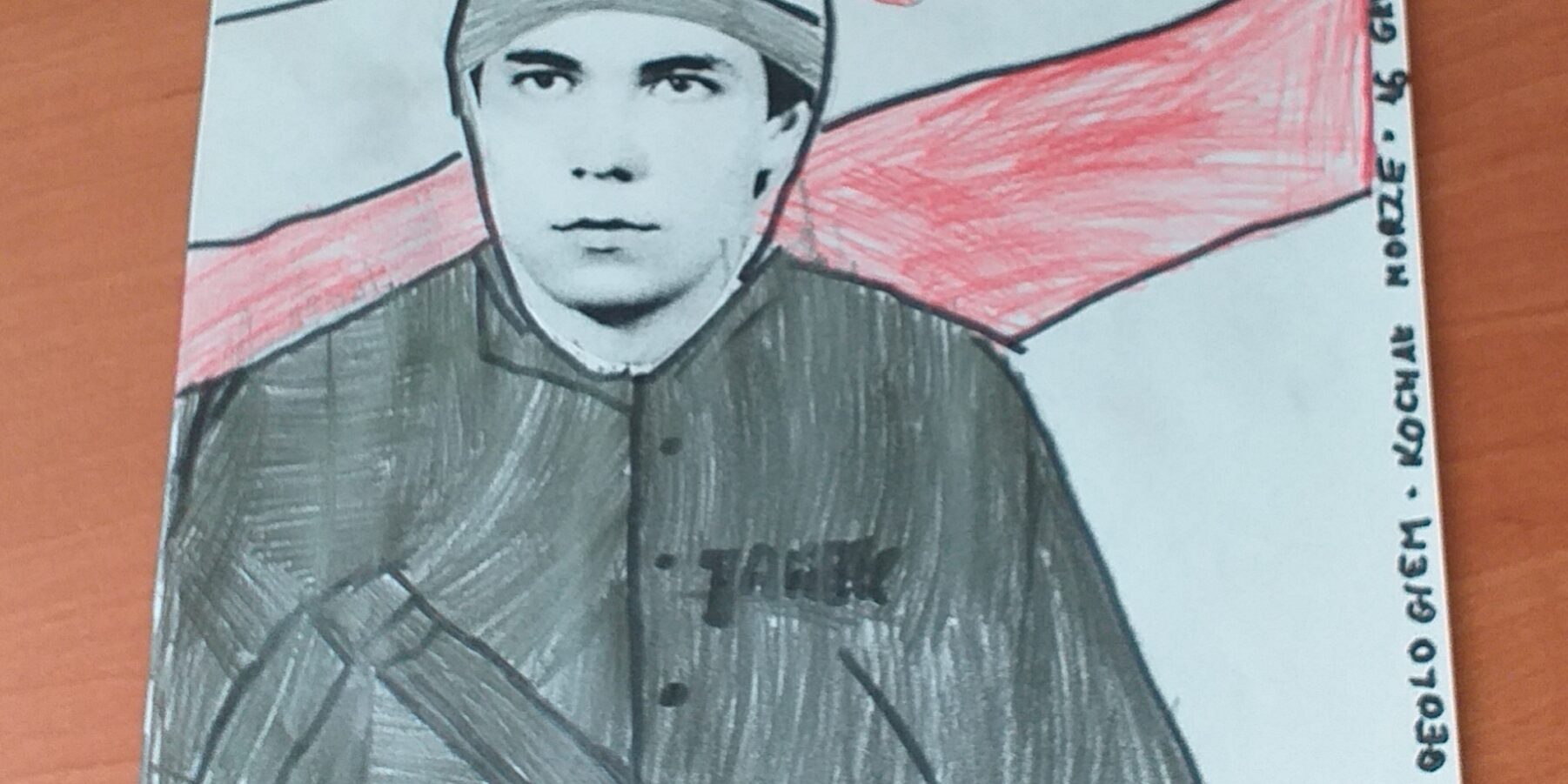 Praca plastyczna przedstawiająca górnika na tle flagi polskiej z napisem Solidarność