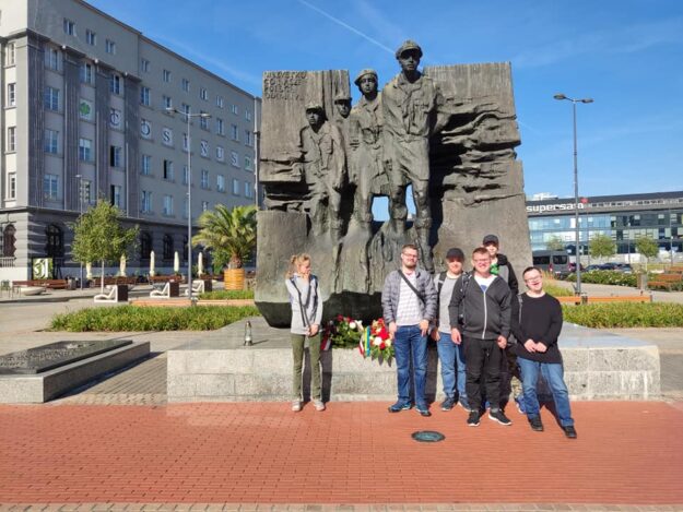 Uczniowie stoją przed pomnikiem Harcerzy Września 1939 roku