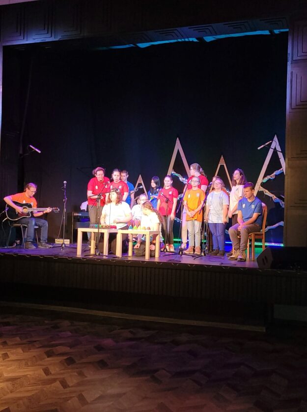 członkowie zespołu na scenie wykonują piosenkę konkursową