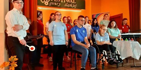 Członkowie zespołu Mezzoforte stoją na scenie i prezentują piosenkę.