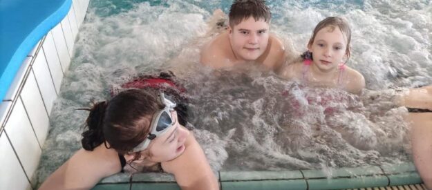 uczniowie w jacuzzi
