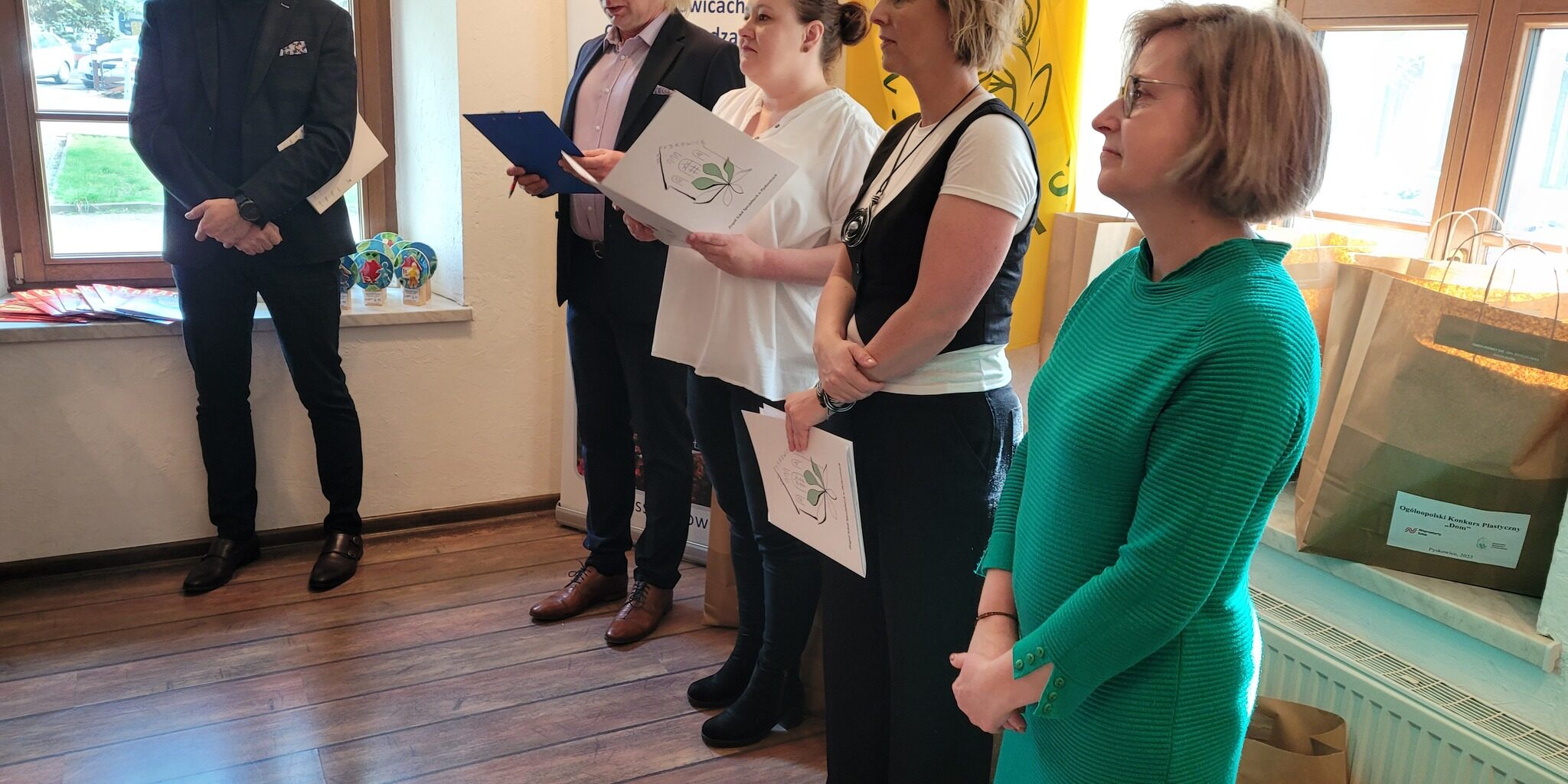 organizatorzy konkursu witają przybyłych gości i otwierają wernisaż