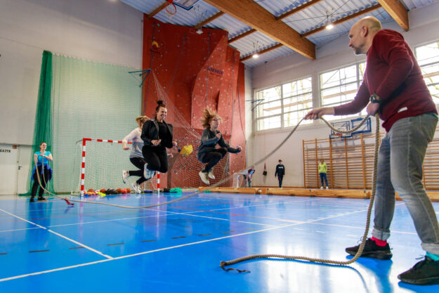 uczestnicy skaczą nad poruszającą się liną