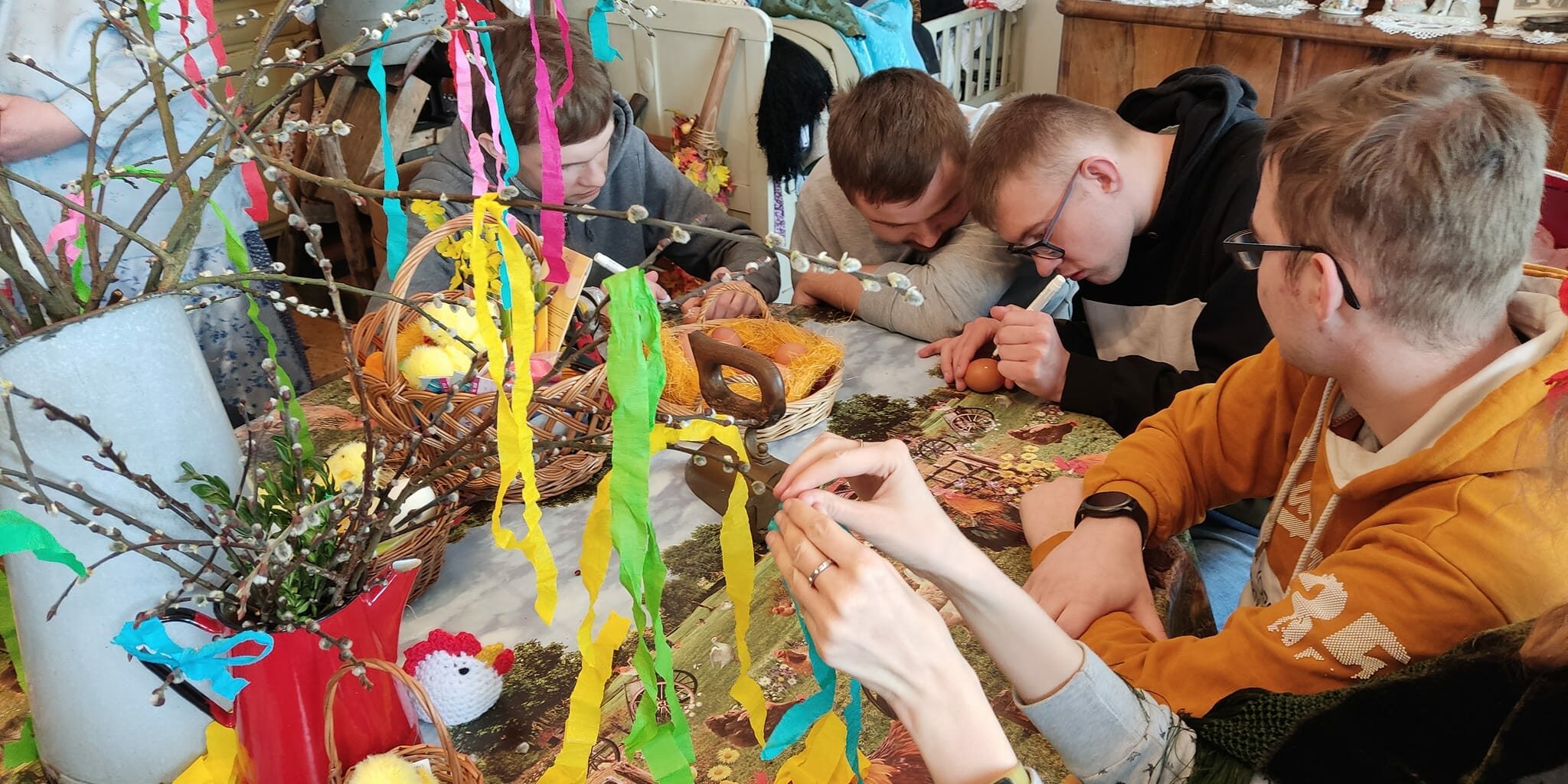 uczniowie ozdabiają pisanki