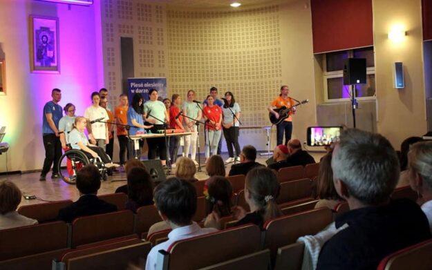 członkowie zespołu na scenie wykonują nagrodzony utwór
