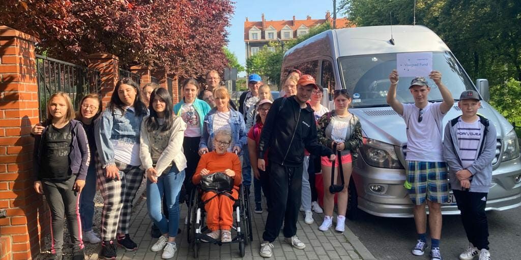 uczestnicy wyjazdu stoją przed busem