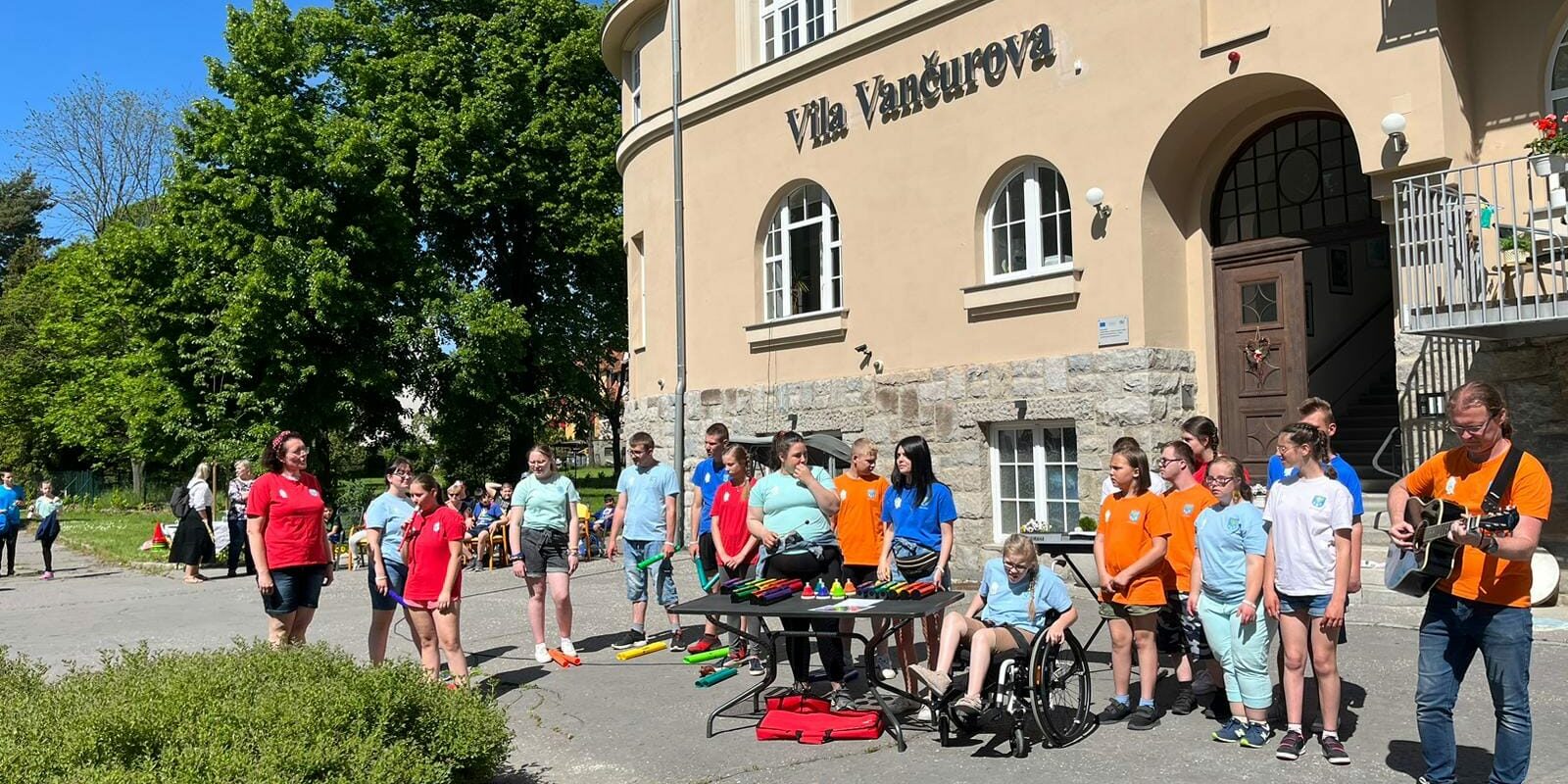 zespół szkolny Mezzoforte śpiewa piosenkę na dziedzińcu domu opieki