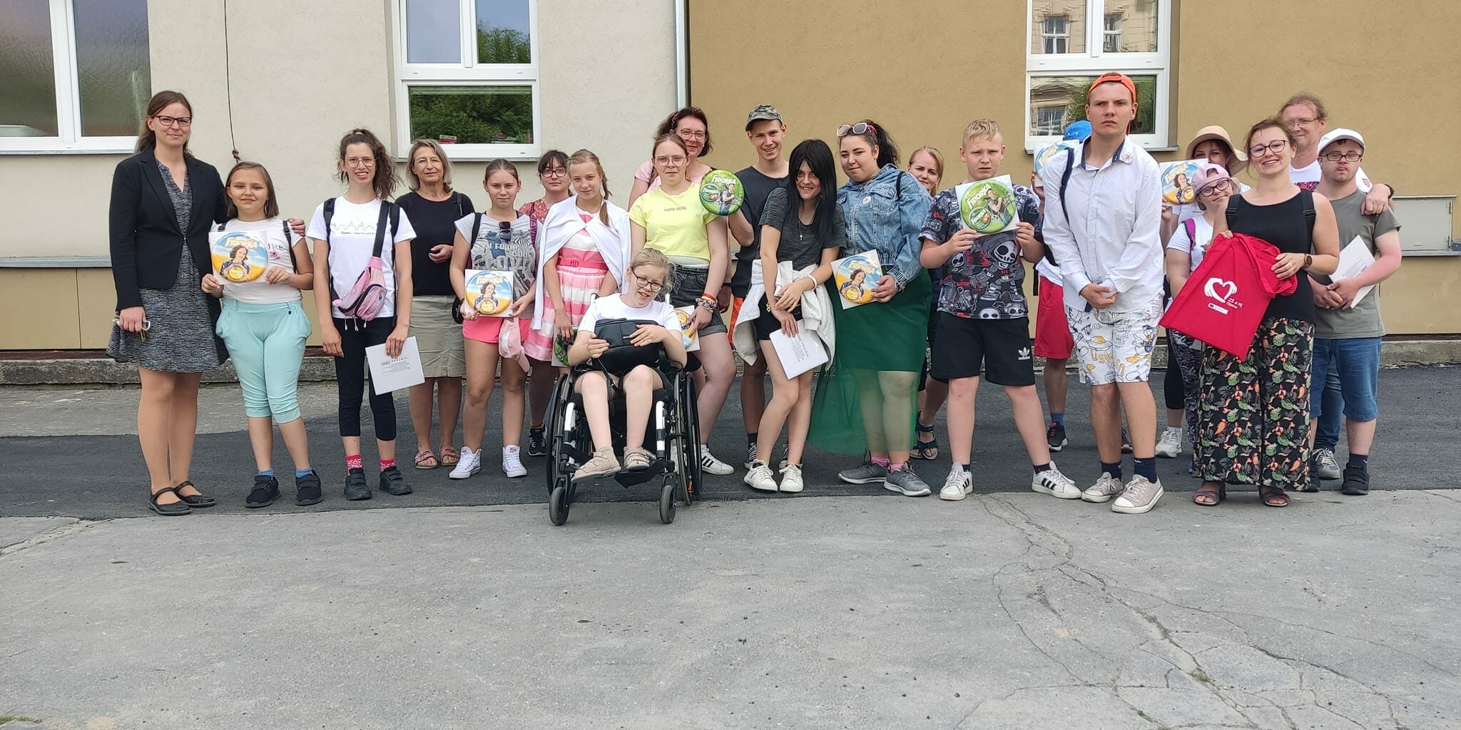 uczestnicy wyjazdu stoją wspólnie przed szkołą w Opavie