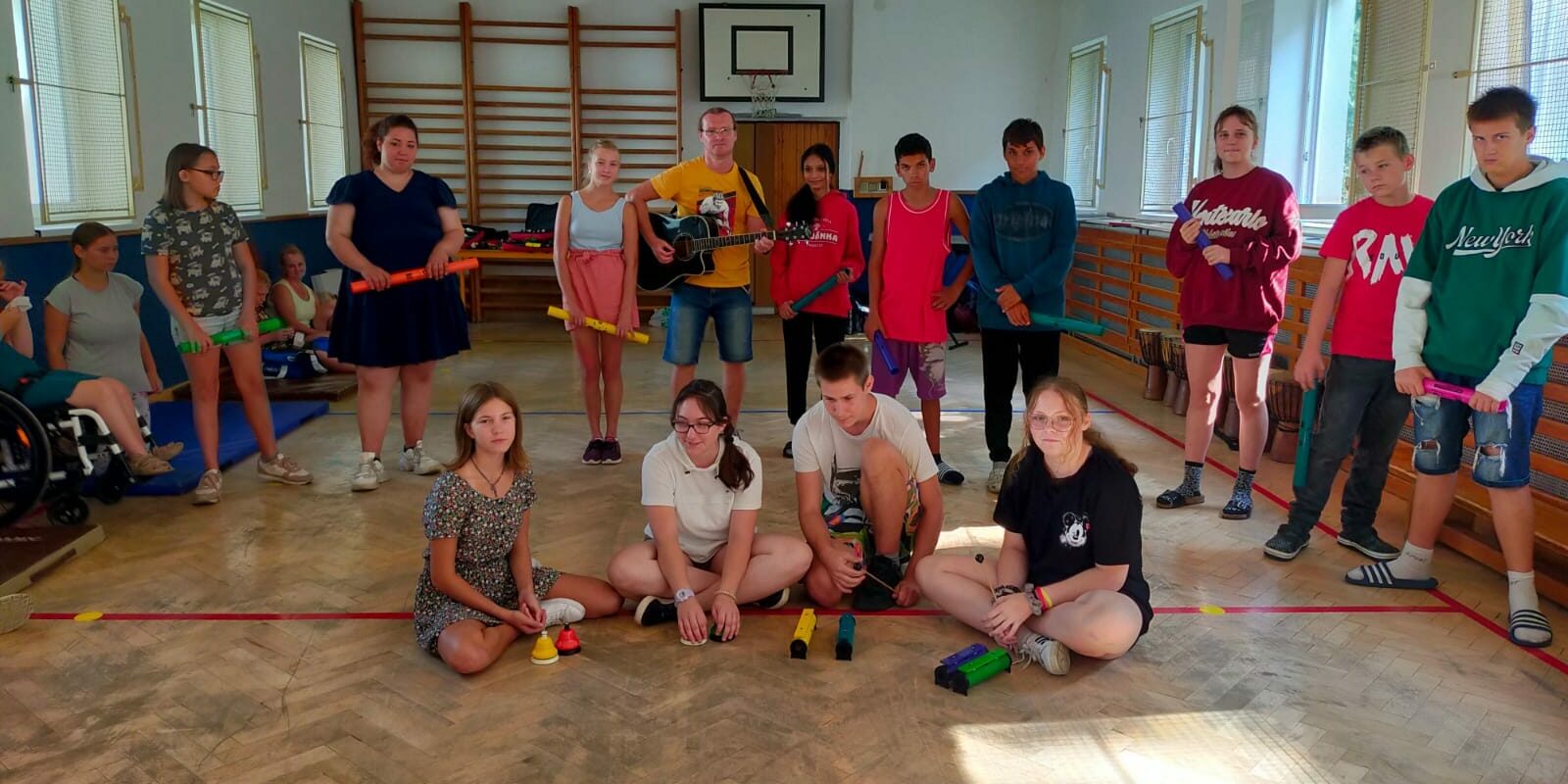 uczestnicy warsztatów muzycznych podczas zajęć