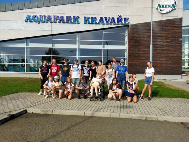 uczestnicy wyjazdu stoją przed budynkiem aquaparku