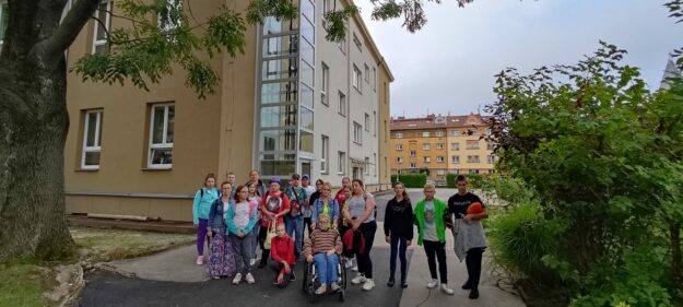 uczestnicy wyjazdu stoją przed budynkiem szkoły w Opavie