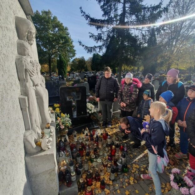 uczniowie obserwują pomnik upamiętniający dzieci , które zginęły w czasie pożaru