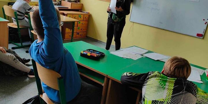 uczeń zgłasza się do odpowiedzi na zajęciach