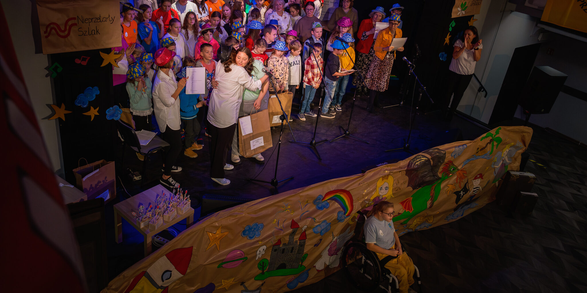 wszyscy nagrodzeni wykonawcy stoją na scenie