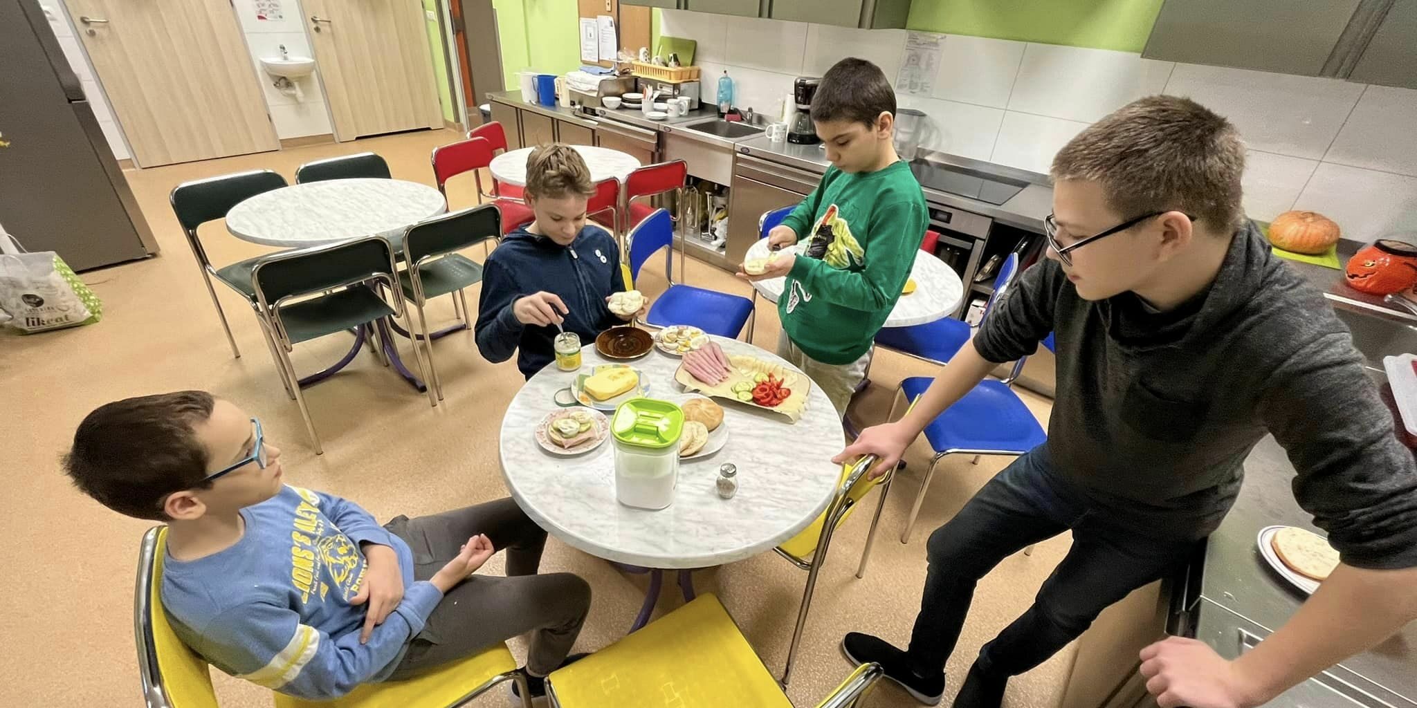 uczniowie przygotowują kanapki