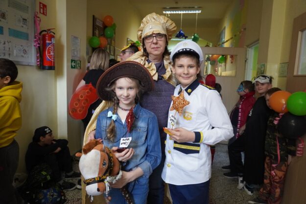 uczniowie w strojach karnawałowych na korytarzu szkolnym