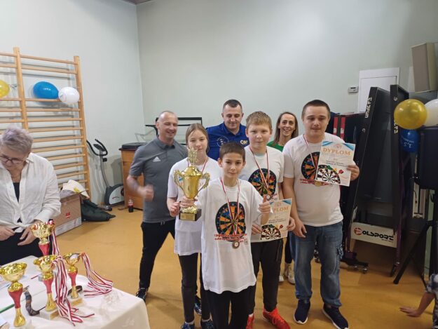uczniowie wraz z organizatorami prezentują zdobyty puchar, dyplom i medale