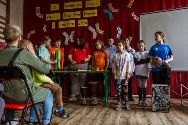 członkowie zespołu Mezzoforte stoją na scenie