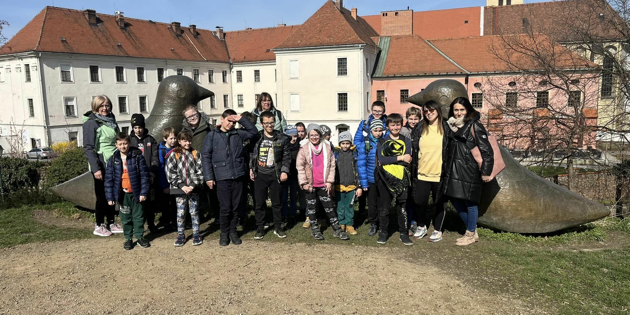 uczestnicy wyjazdu stoją na tle budynków Opavy