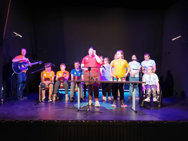 członkowie zespołu wykonują na scenie swój utwór