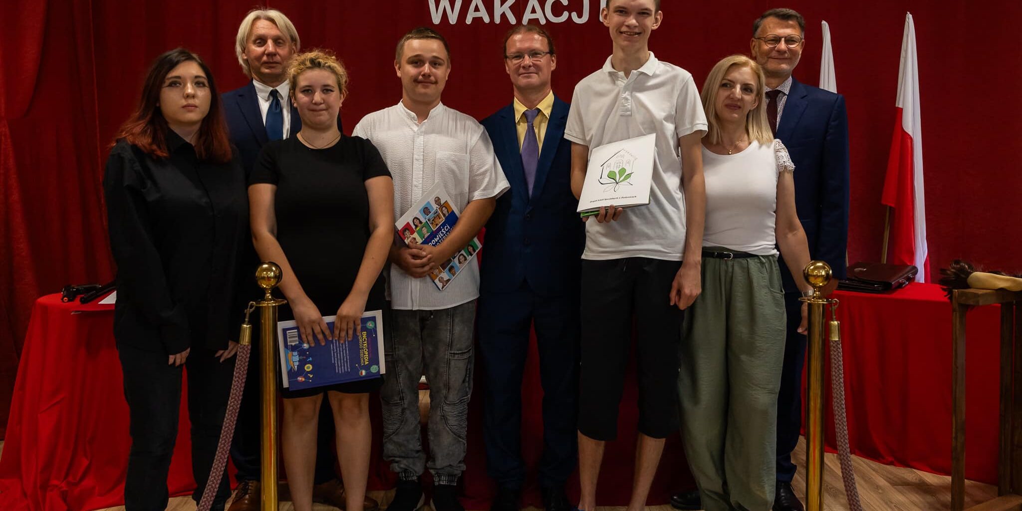 absolwenci szkoły ponadpodstawowej wraz z wychowawcami i dyrekcją szkoły – zdjęcie grupowe