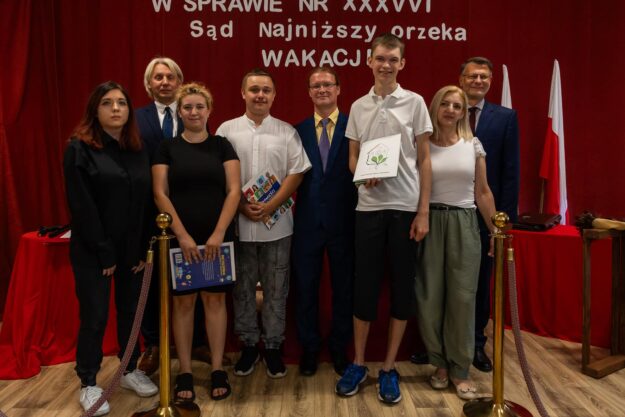 absolwenci szkoły ponadpodstawowej wraz z wychowawcami i dyrekcją szkoły – zdjęcie grupowe