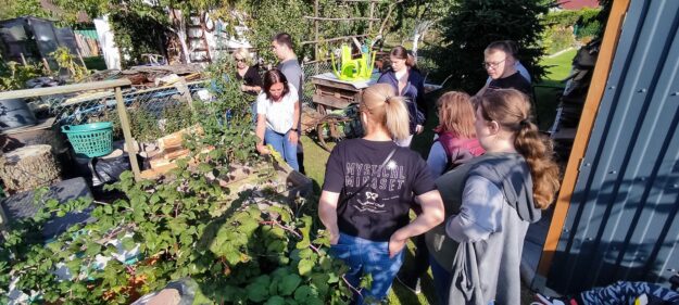 uczniowie obserwują rośliny