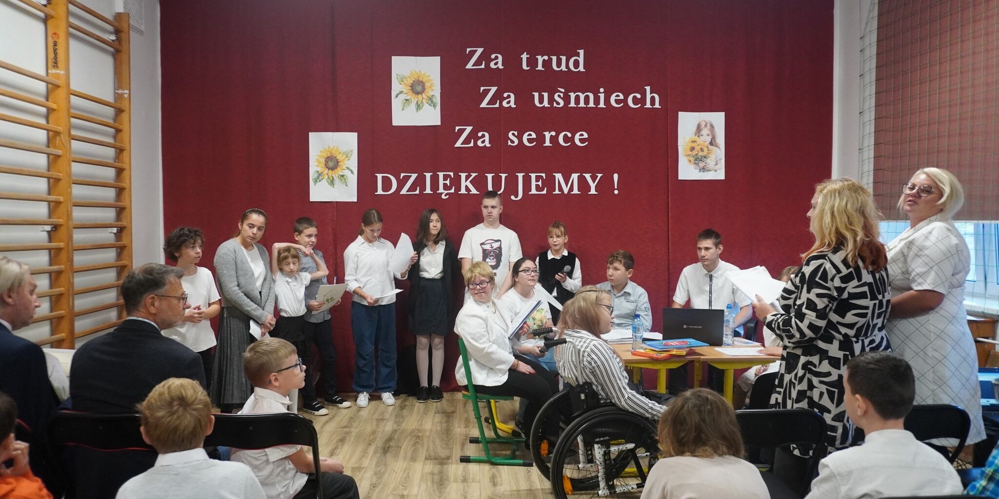 uczestnicy akademii zgromadzeni na sali