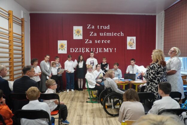 uczestnicy akademii zgromadzeni na sali