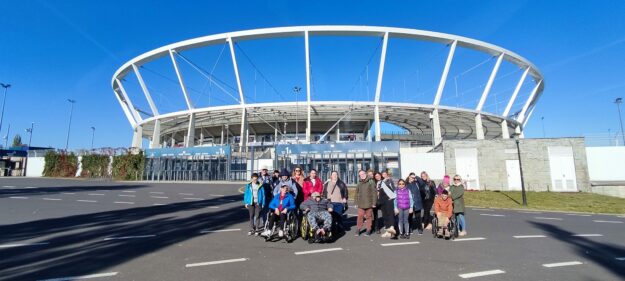 uczestnicy wycieczki na tle Stadionu Śląskiego