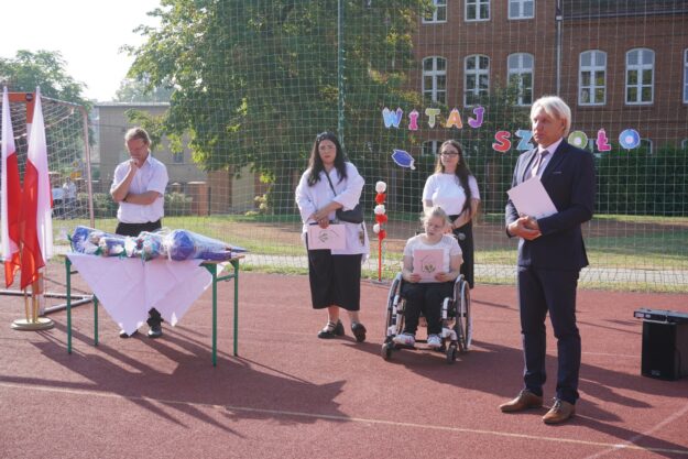 uczennice występujące podczas uroczystości