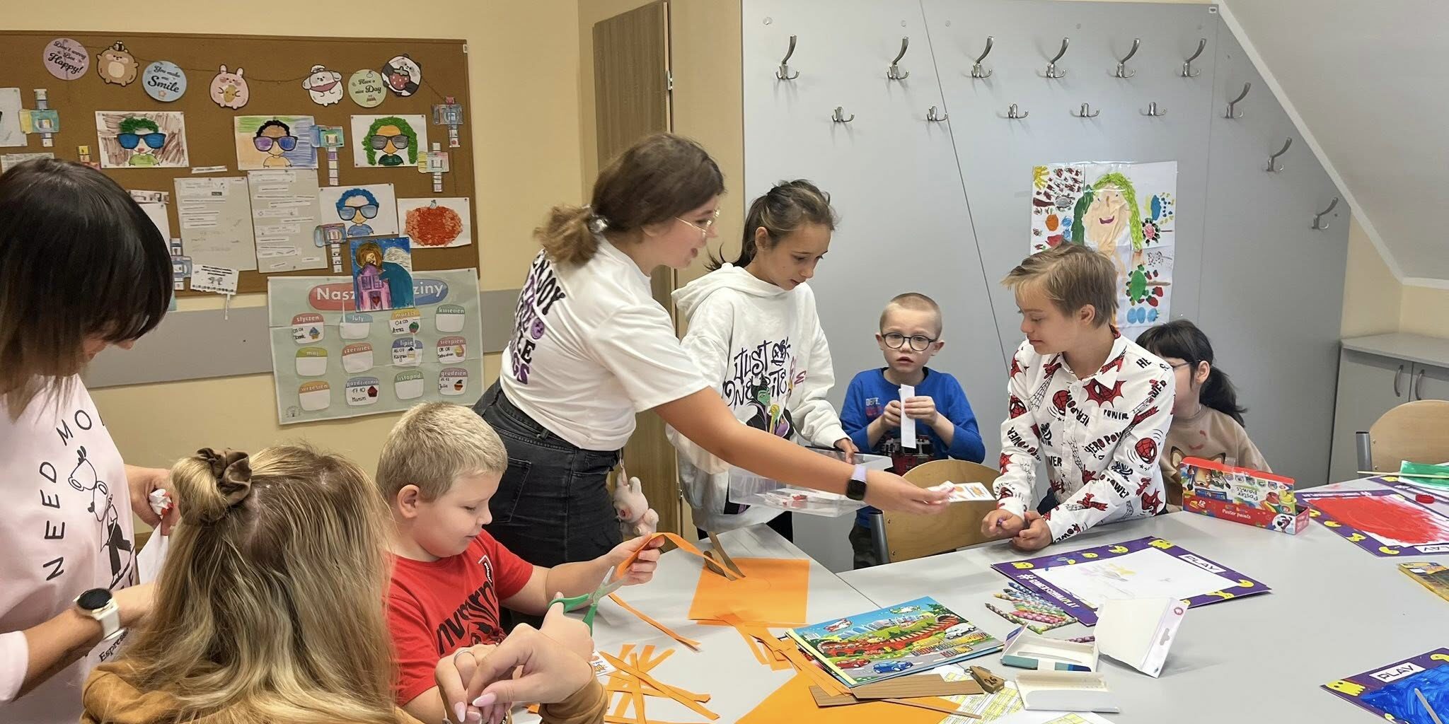 chłopiec wyciąga upominek z pudełka