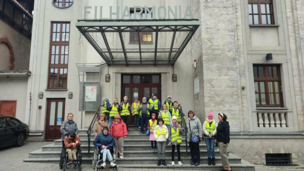 uczniowie wraz z opiekunami stoją przed wejściem do Filharmonii w Zabrzu