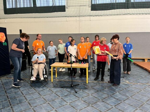 członkowie zespołu odbierają dyplom na scenie