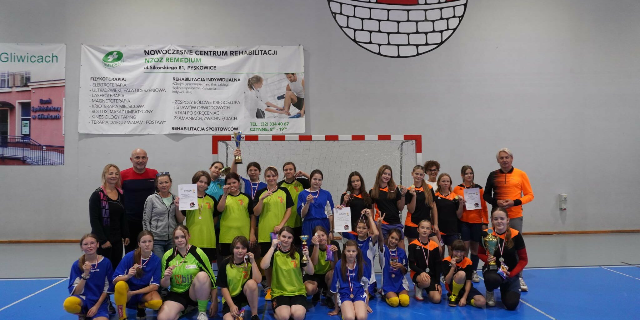 uczestnicy turnieju stoją na tle bramki