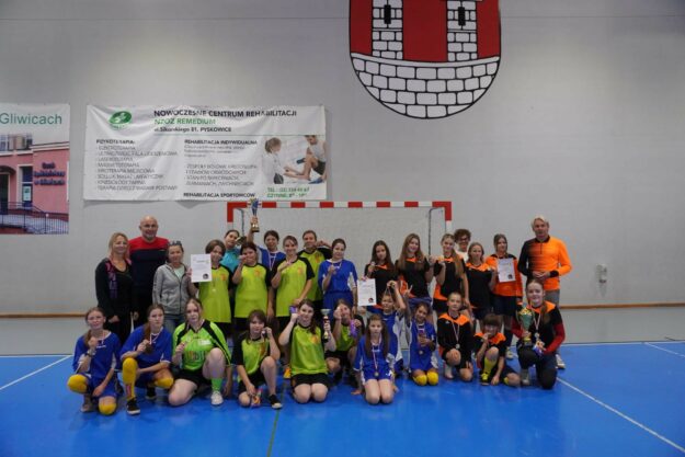 uczestnicy turnieju stoją na tle bramki