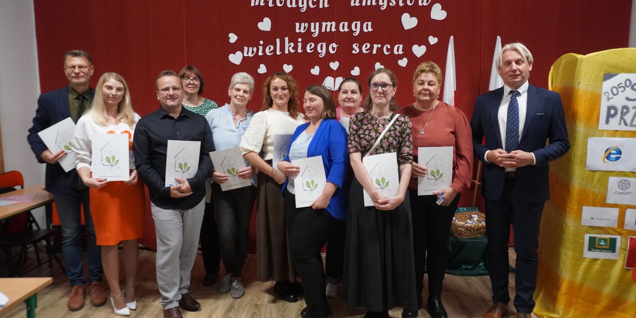 nagrodzeni nauczyciele wraz z dyrekcją