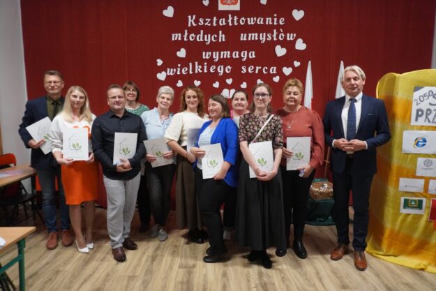 nagrodzeni nauczyciele wraz z dyrekcją