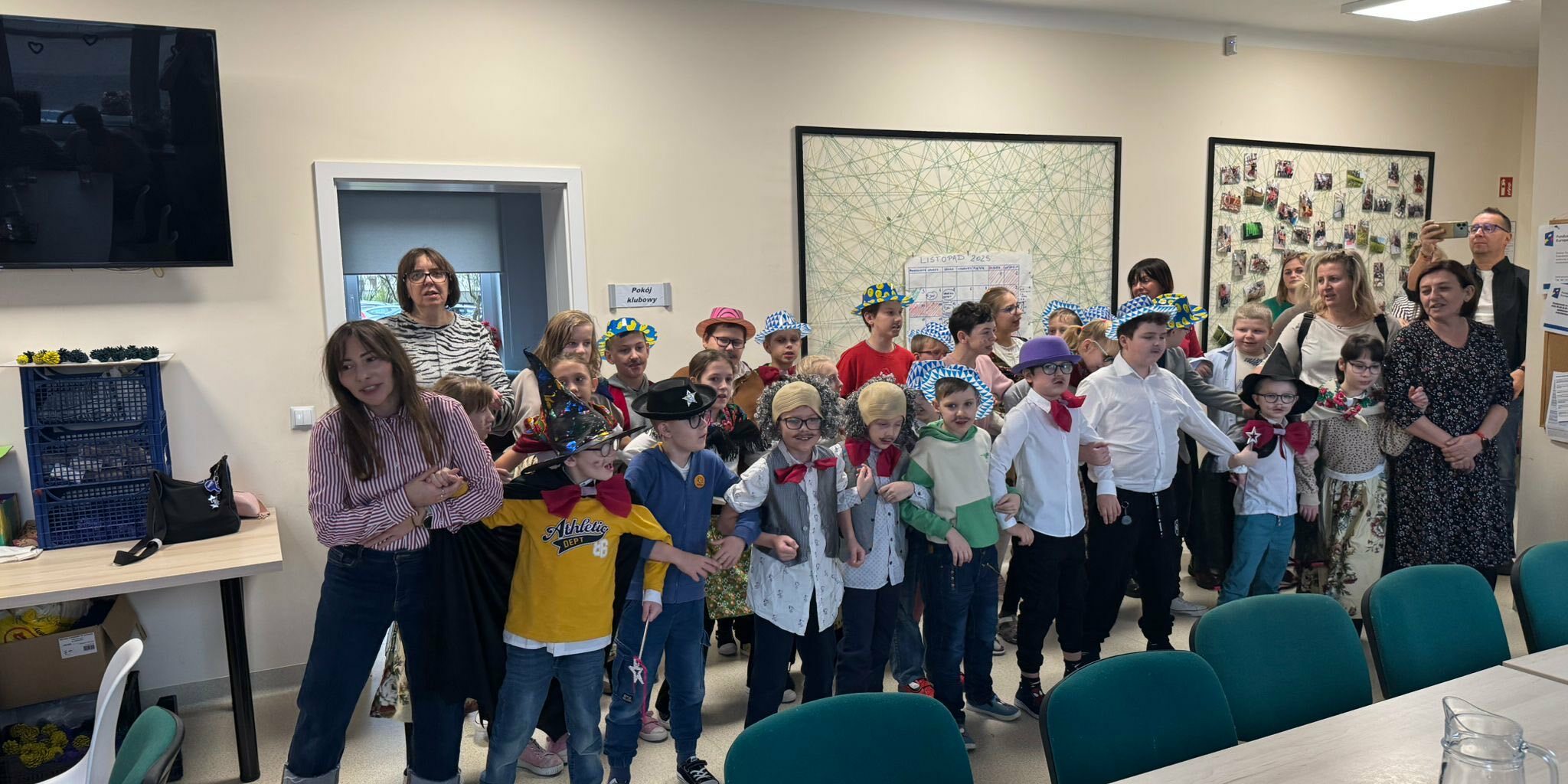 uczniowie wraz z nauczycielami wykonują piosenkę