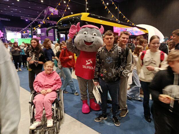 uczniowie stoją wraz z maskotką Taurona