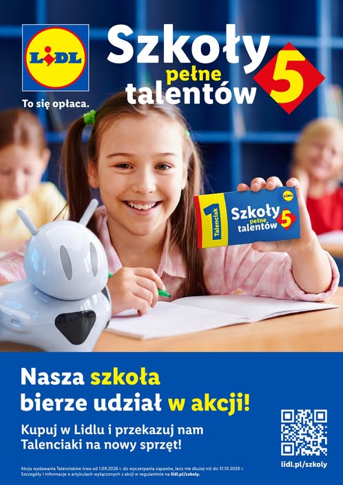 dziewczynka trzyma w ręku talon z napisem szkoły pełne talentów