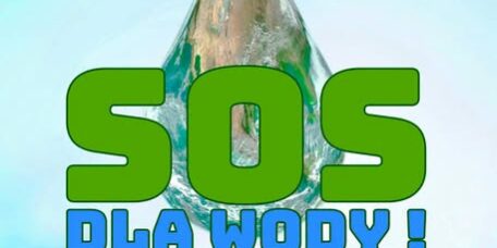 plakat z otwartą ręką, a nad nią kropla wody z napisem SOS dla wody