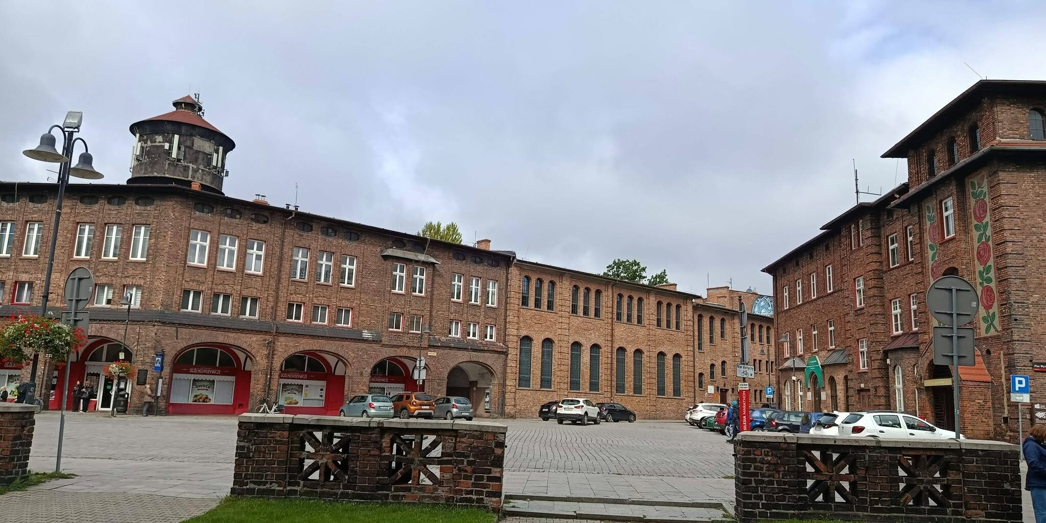 osiedle budynków z czerwonej cegły